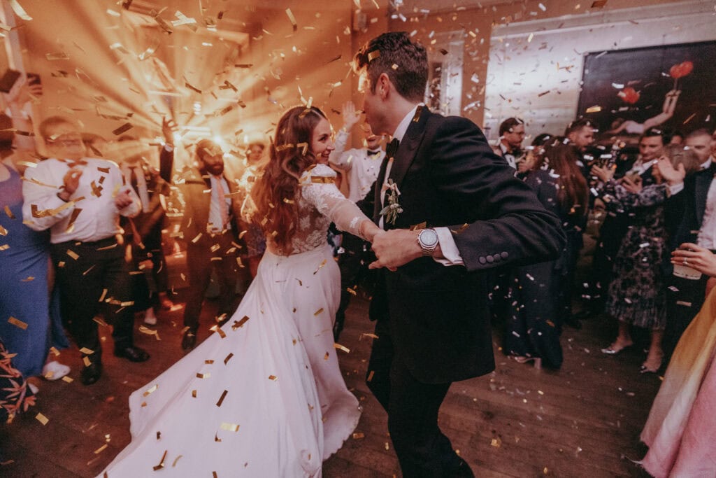 Wedding confetti first dance